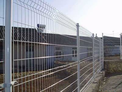 Several pieces of galvanized curvy welded wire mesh fence are installed in the residence.