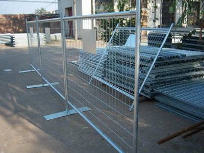 Several pieces of welded wire temporary fence samples in the factory.