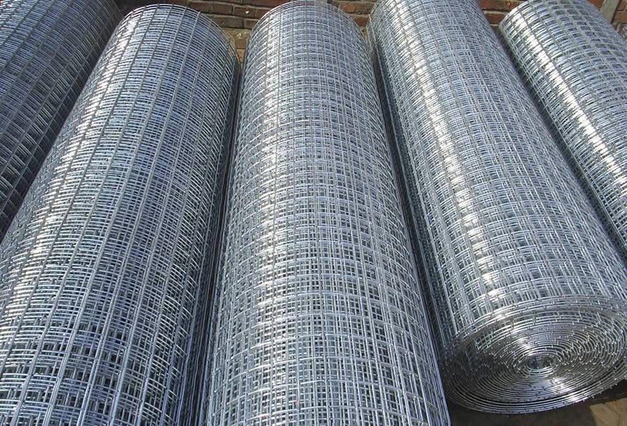 Five rolls of hot dipped galvanized after welding mesh rolls on the brick ground.