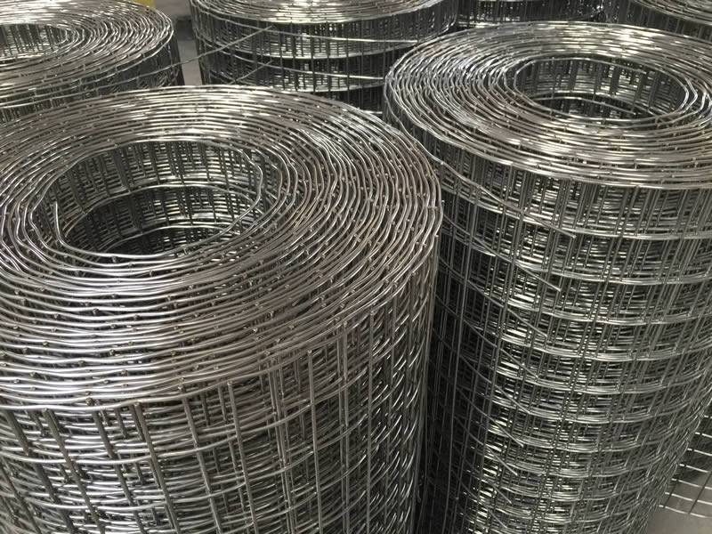 Stainless steel welded mesh rolls with solid welding point and square mesh holes.