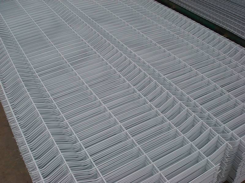 White powder painted welded wire panels wave type packaged on steel pallets.