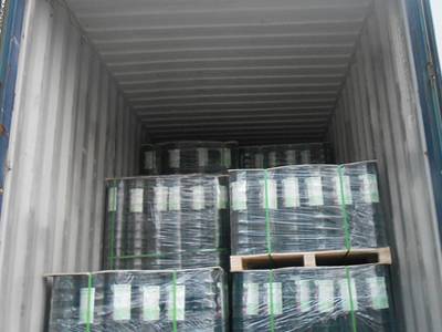 Euro fence mesh rolls with plastic film and wooden pallet package in container for delivery to customer
