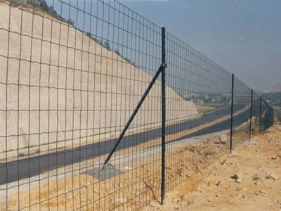 Euro fence used as road fence