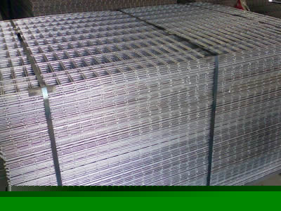 A bundle of welded wire mesh in metal pallet package.