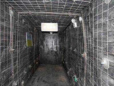 Crimped wire meshes are installed at the top and side walls of coal mine roadway.