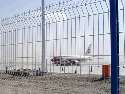 White 3D security fences are installed surrounding the airport and a plane in the airport.