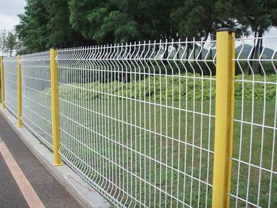 Several white 3D security fences are connected by the yellow straight peach post.