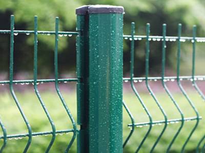 Peach post and fence panels are installed on the ground with some rain drops on the surface.