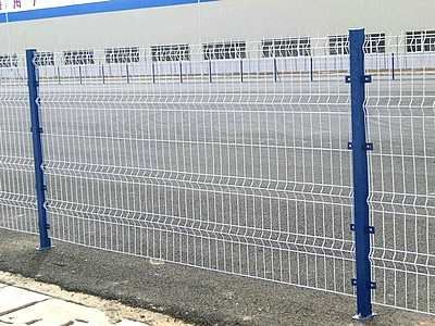 Several pieces of 3D security fences are installed outside of the factory.