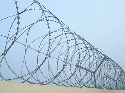 Spiral type razor wires are installed on the wall.
