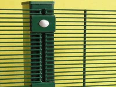 Two pieces of 358 mesh fences are connected by the plate.