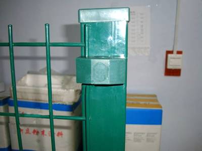 A piece of welded wire mesh panel is installed on the square post.