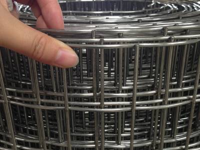 Heavy duty square welded wire mesh rolls in workshop