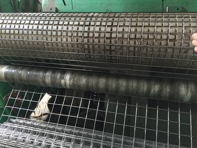 Welded wire mesh machine is working