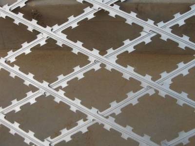 A piece of straight razor wire with diamond meshes.