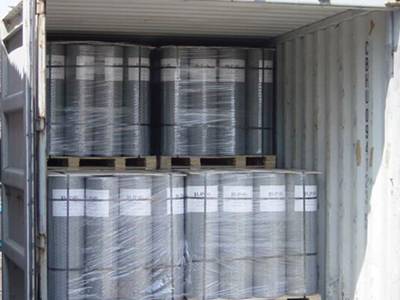 Galvanized welded mesh wrapped in plastic film and wooden pallet package, loaded in container for delivery