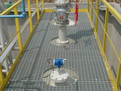 Welded steel gratings are installed on the platform.