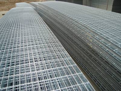 Welded steel grating in 6 m length