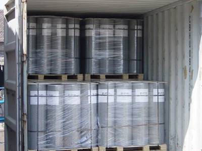 Galvanized welded wire mesh rolls wrapped in plastic film with wooden pallet loaded in container